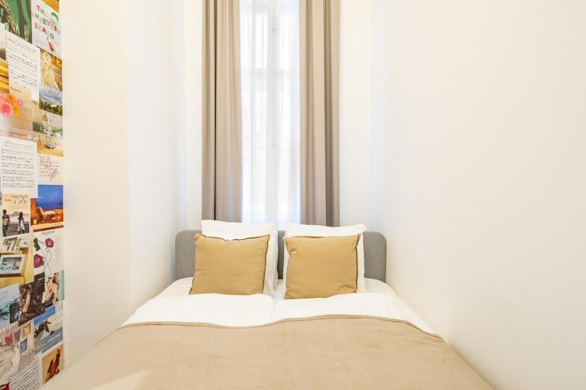 Quiet Comfort - Buda * Budapesta